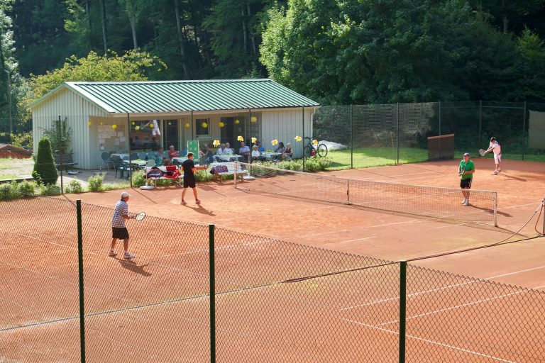 TCI-Tennisplatz und Clubheim